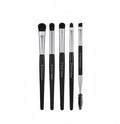 Set of makeup brushes with black handles and silver ferrules, next to their packaging.