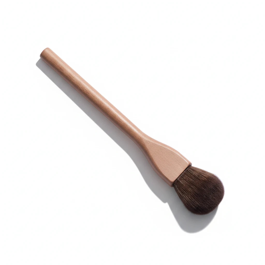 Makeup brush with wooden handle and brown bristles on a light gray background, with measurements displayed.