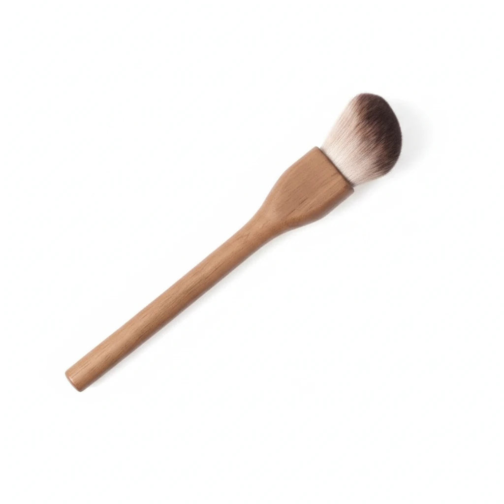 Makeup brush with wooden handle and brown bristles on a light gray background, with measurements displayed.